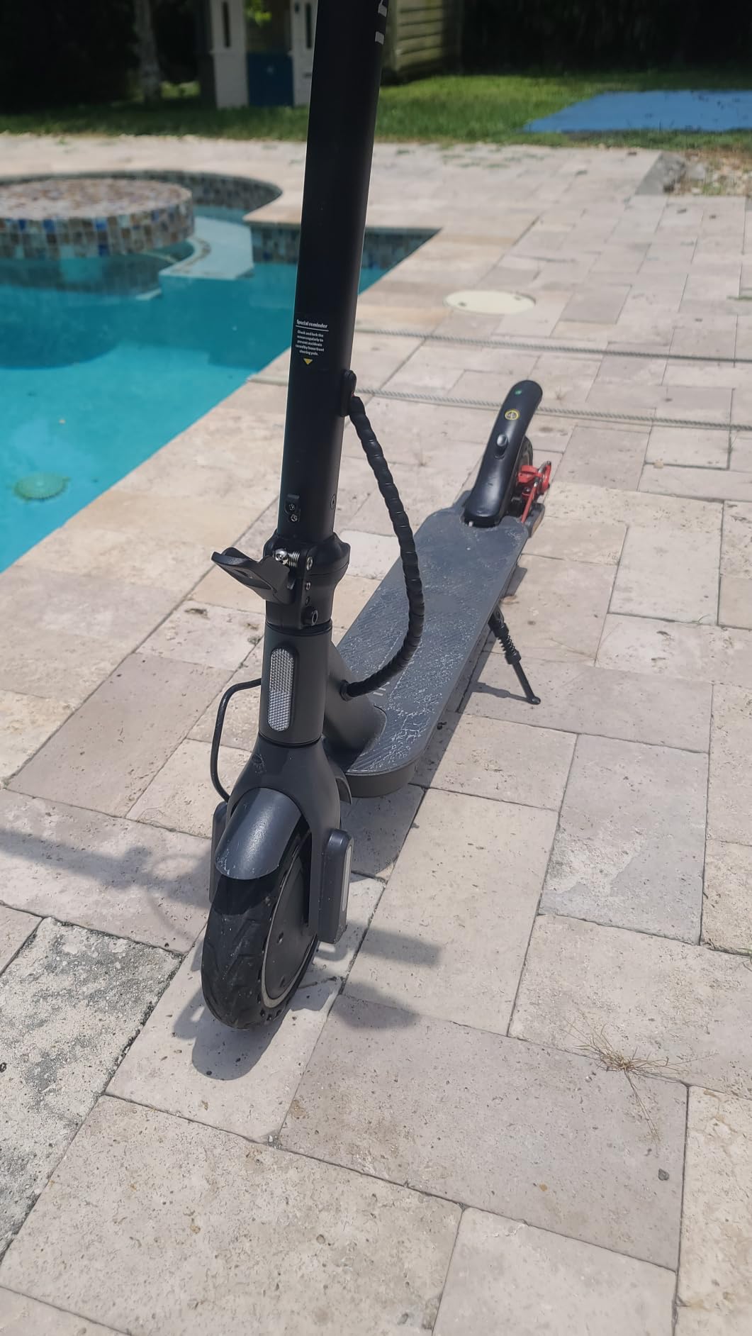 INVANTI E20 Adult Electric Scooter with Smart APP, Max 19 Miles & 18 MPH,350W Motor, 8.5