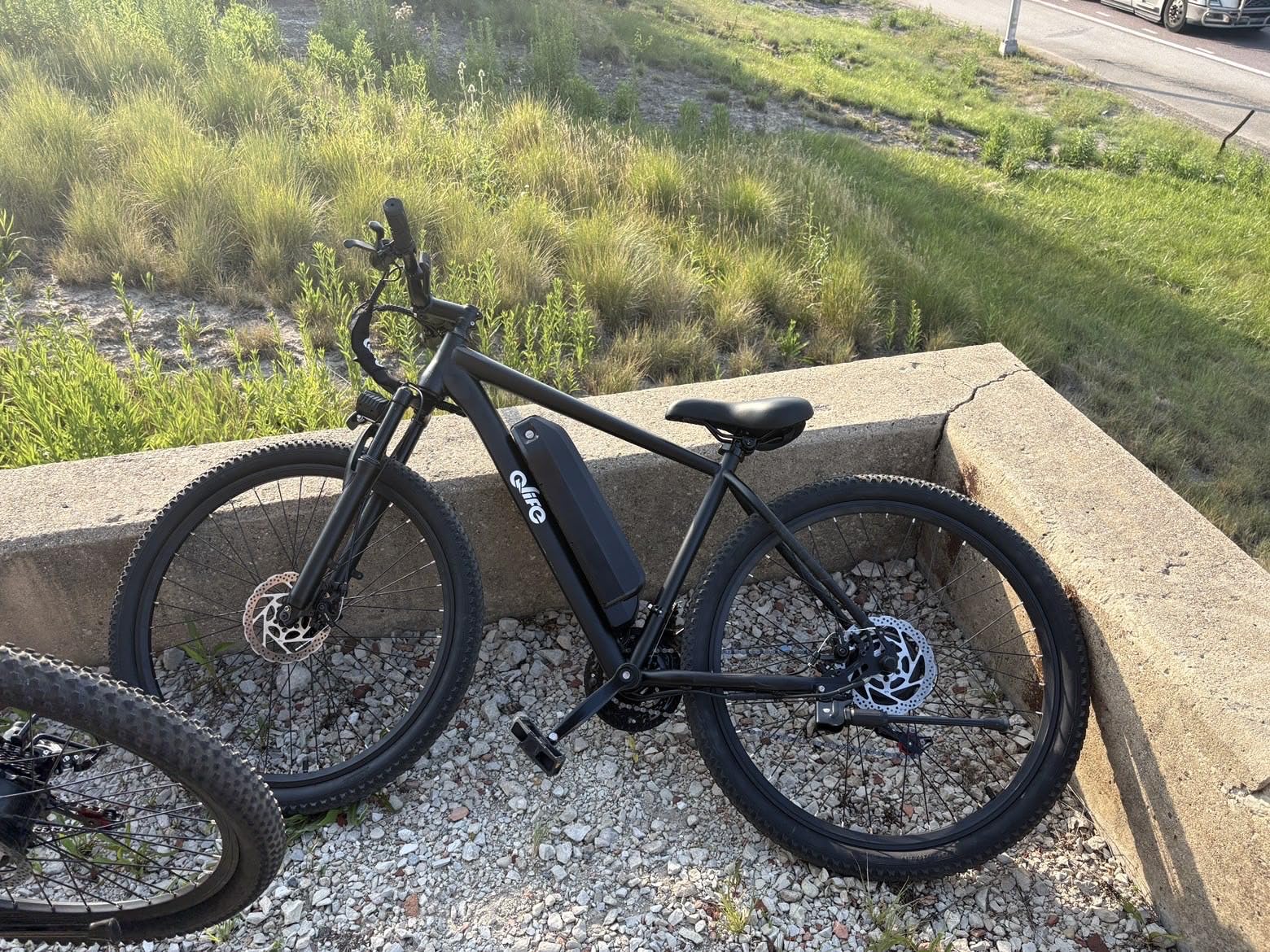 Qlife Racer Electric Bike for Adults - 21-Speed Mountain Lightweight Ebike with Peak 1000W Brushless Motor,48V 375Wh Removable Battery,26X2.1 Tire Step Over E-MTB,Up to 40 Miles Range customer photo 1