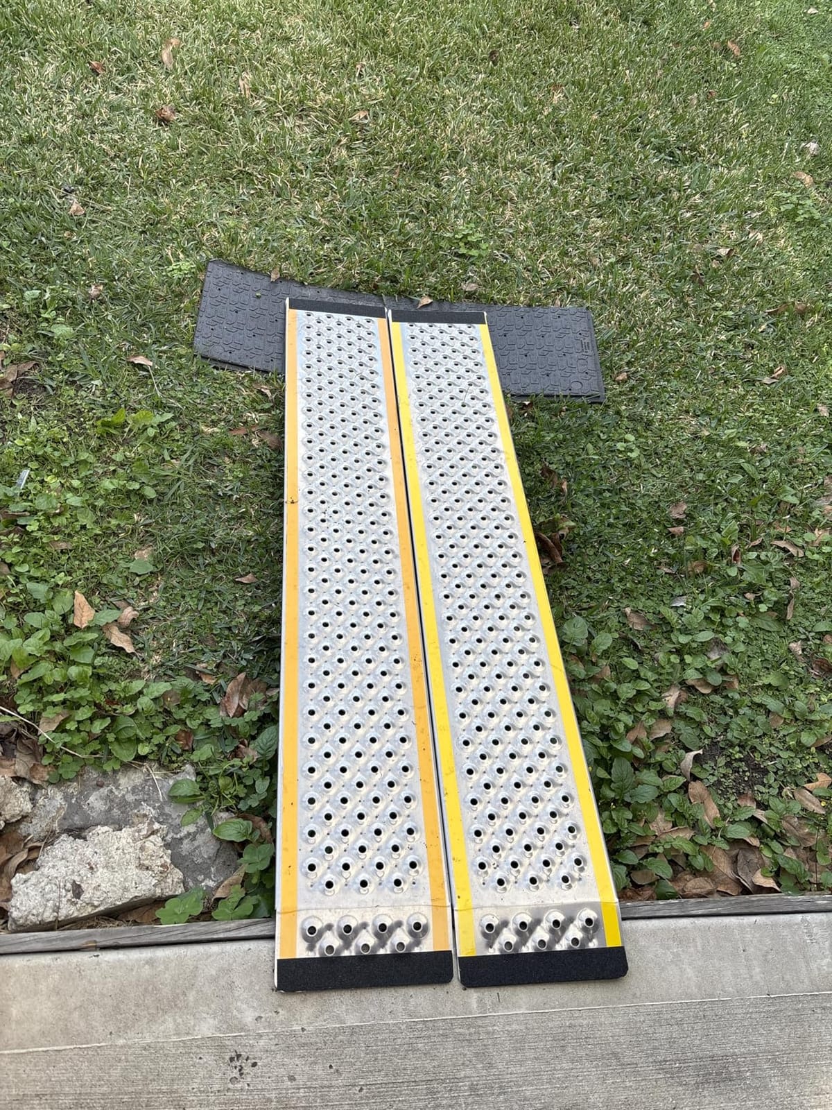 VNN Tri-fold Motorcycle Ramp for Pickup Truck, 85L x54 W Aluminum Loading Ramp customer photo 2