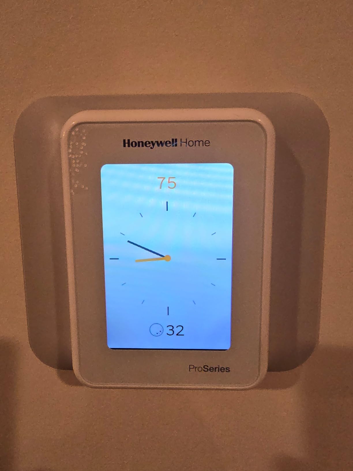Honeywell Home THX321WFS2001W T10 Pro Smart Thermostat with RedLINK, White customer photo 1