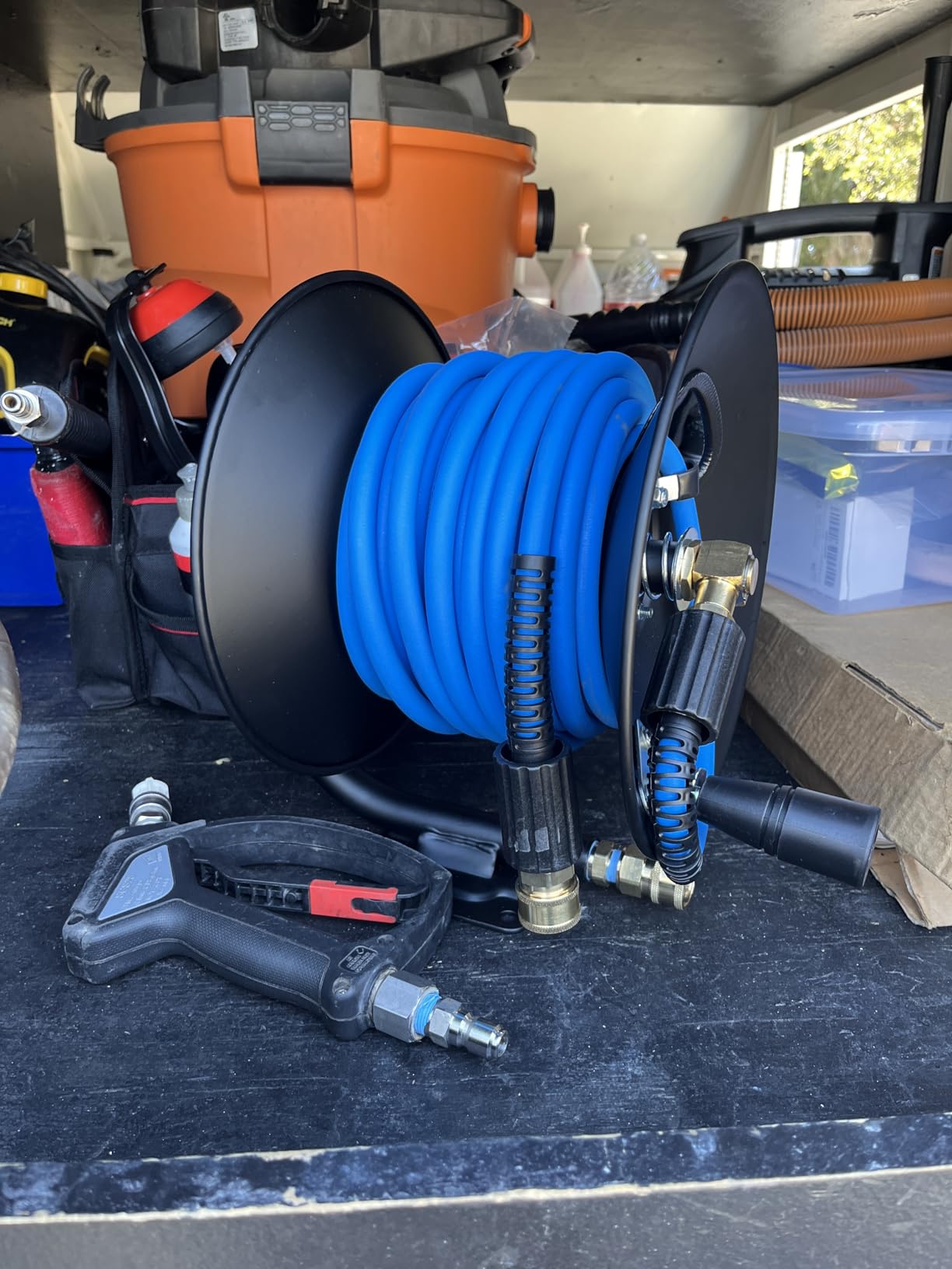 Amazon Basics Retractable Air Hose Reel - Fits 3/8-Inch 50-Feet Air Compressor Hoses, Portable, Works Well, 300PSI, Black, Hoses Excluded, Not for Water/Pressure Washers customer photo 2