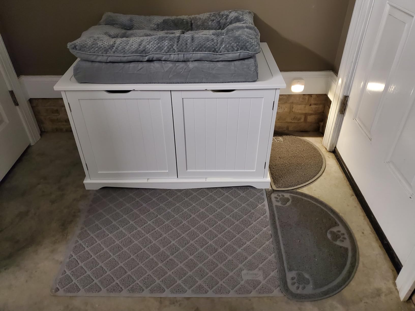 Yaheetech Cat Litter Box Enclosure, Hidden Litter Box Furniture with Multiple Air Vents, Wooden Storage Cabinet, Multi-Functional Side Table for Small & Medium Pets, White customer photo 1