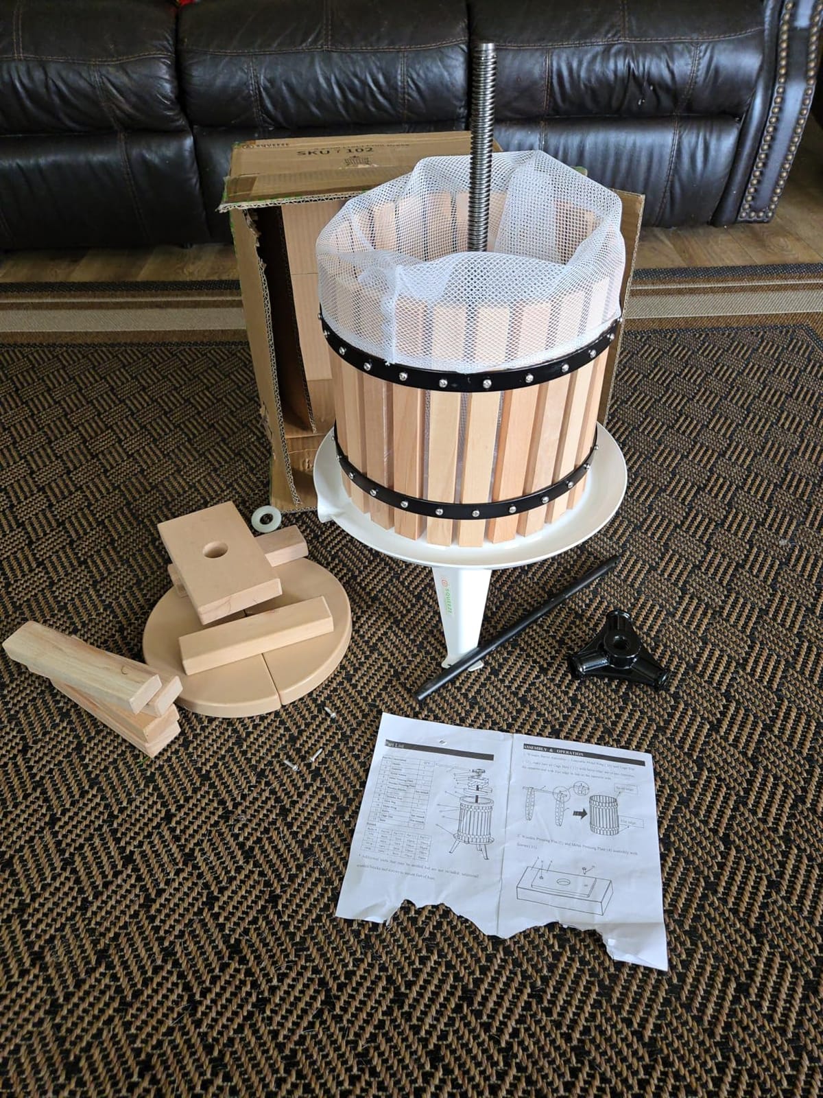 SQUEEZE master Fruit Apple Cider Wine Classic Press-Blue-1.6 Gallon/6L-Solid Wood Basket-Vintage traditional juicer-Pole Handle Bar for Juice,Wine,Cider-1 free filter bag included customer photo 1