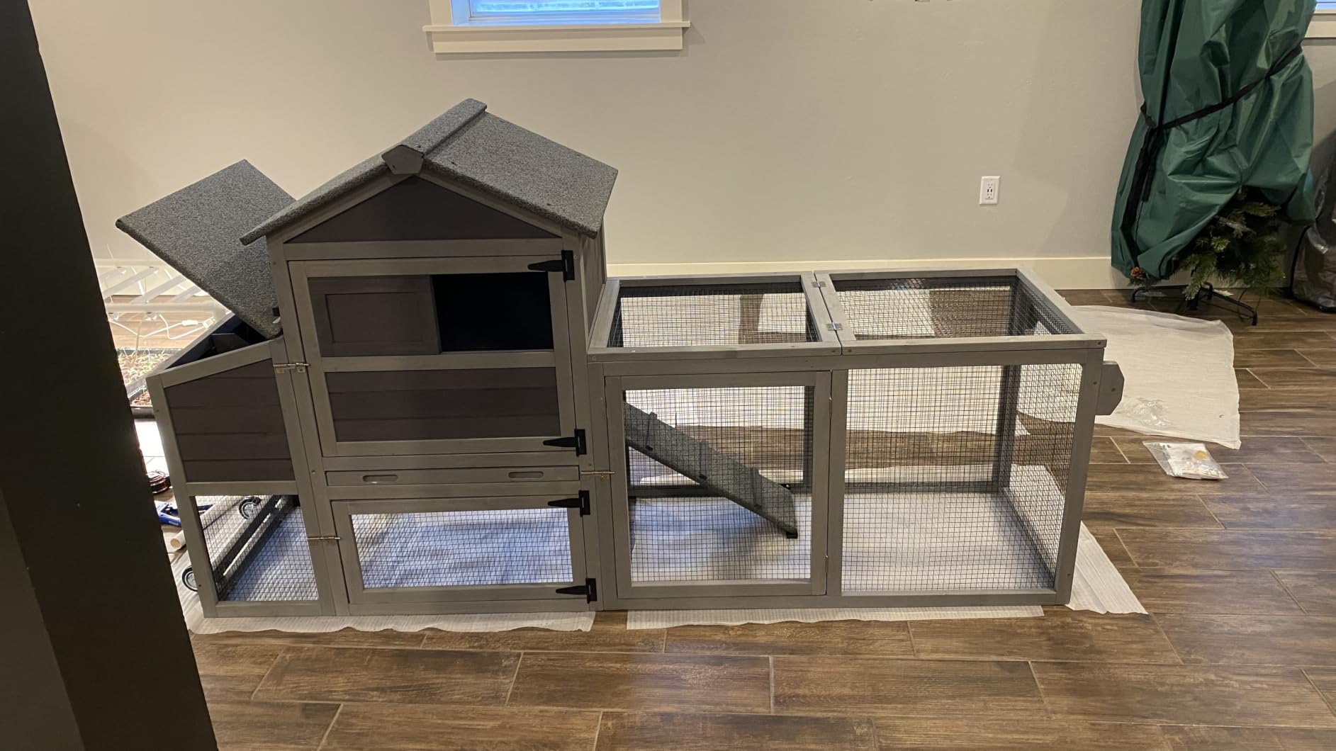 Mobile Chicken Coop with Wheels for 4-6 Chickens, Large Outdoor Hen House with Run, Weatherproof Asphalt Roof, Sectionable Nesting Box & Pull-Out Tray, 82.4